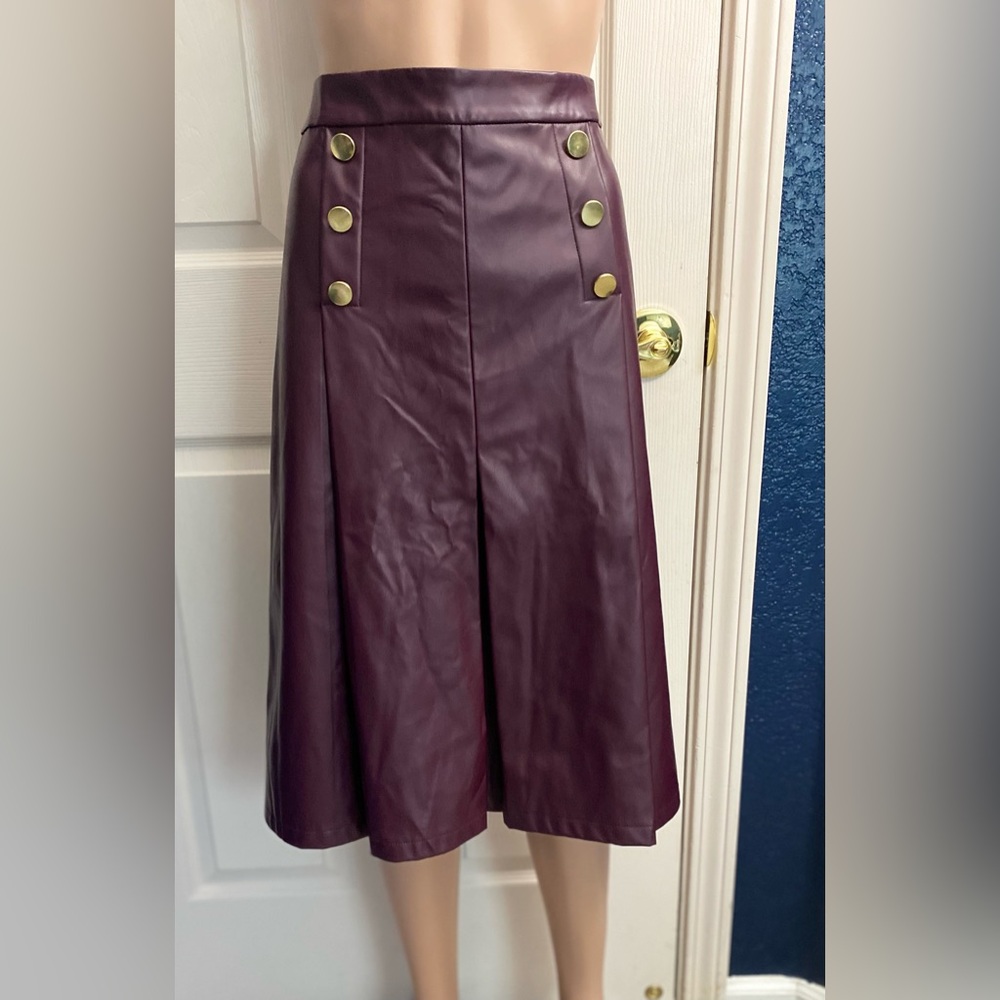 Chic Burgundy Button-Accent Midi Skirt